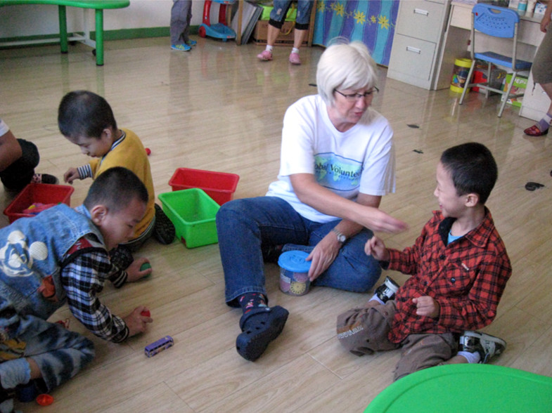 Global Volunteers caring children at La La Shou