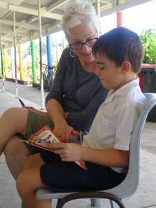 Suzanne Cochran teaching reading to a Takitumu Student