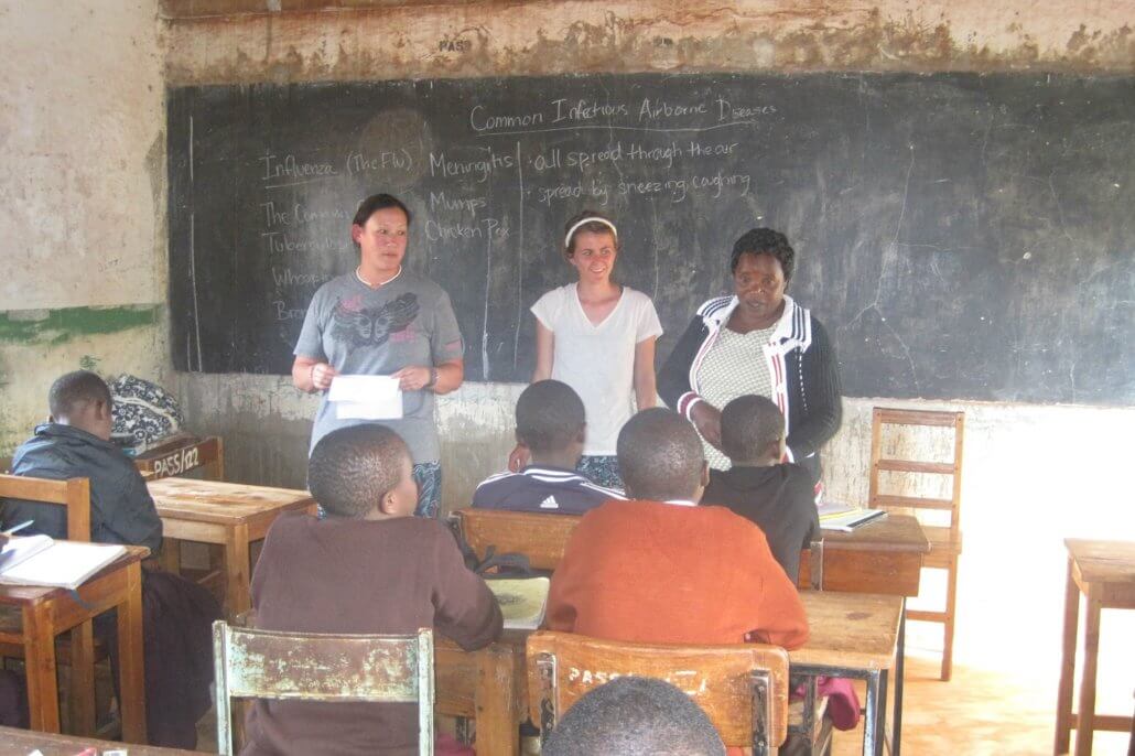 student-volunteer-teaching-in-tanzania