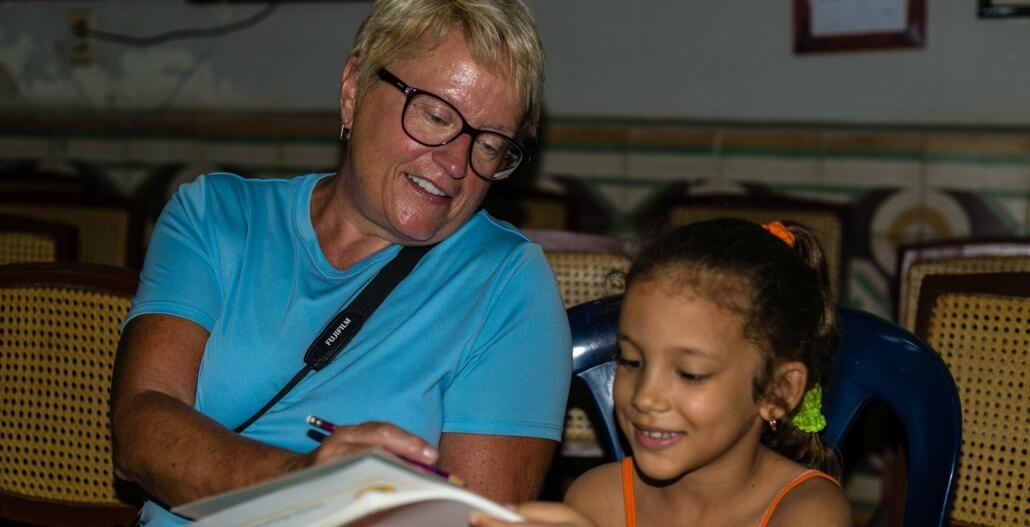 Couple volunteering in Cuba - Teaching Projects