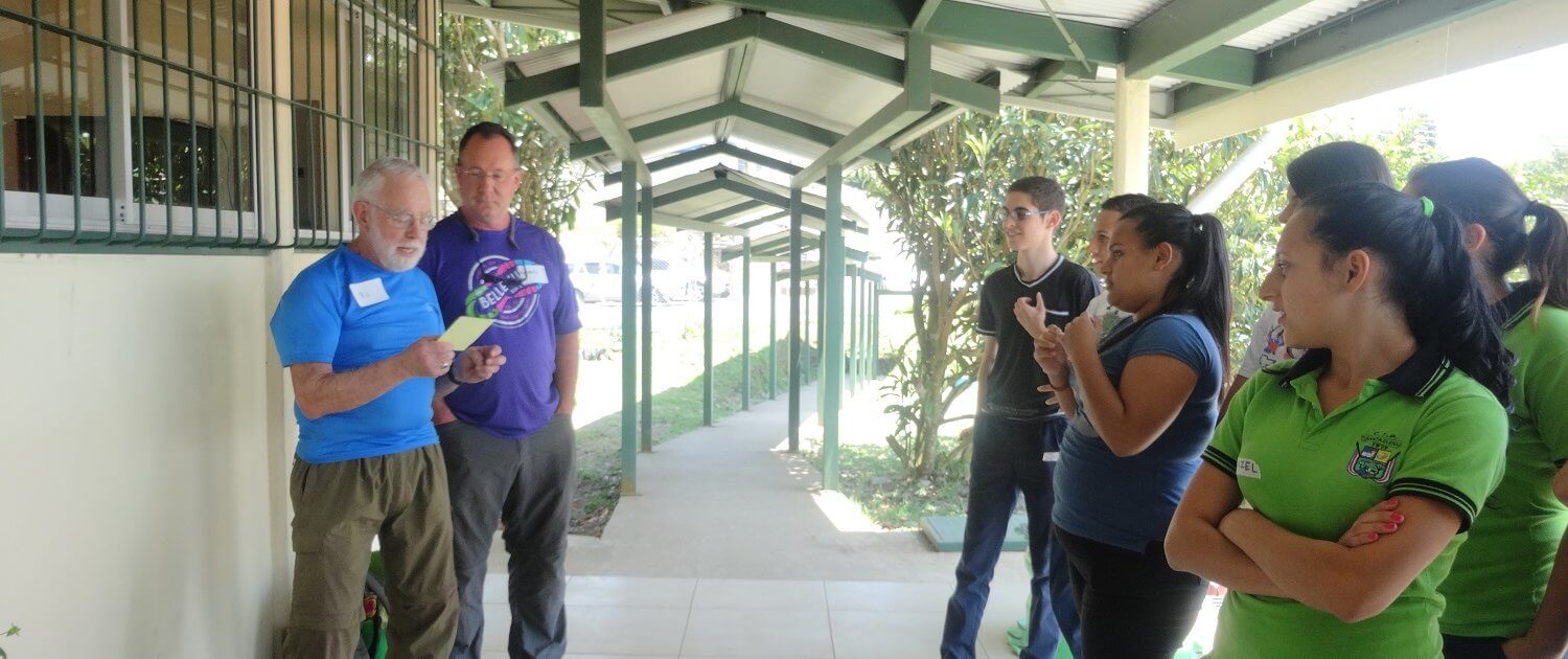 Costa Rica volunteer Bill introducing himself in Spanish to a group of students in Monteverde