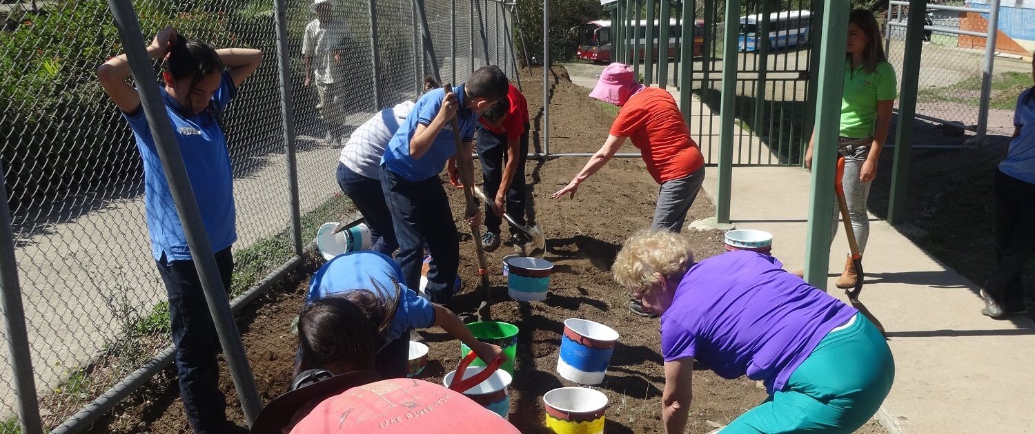 Costa Rica volunteers and students planting together in Monteverde