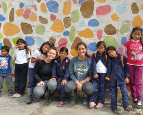 family volunteering in Peru