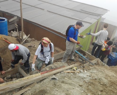 volunteers-building-stairs-at-a-shanty-town-in-peru