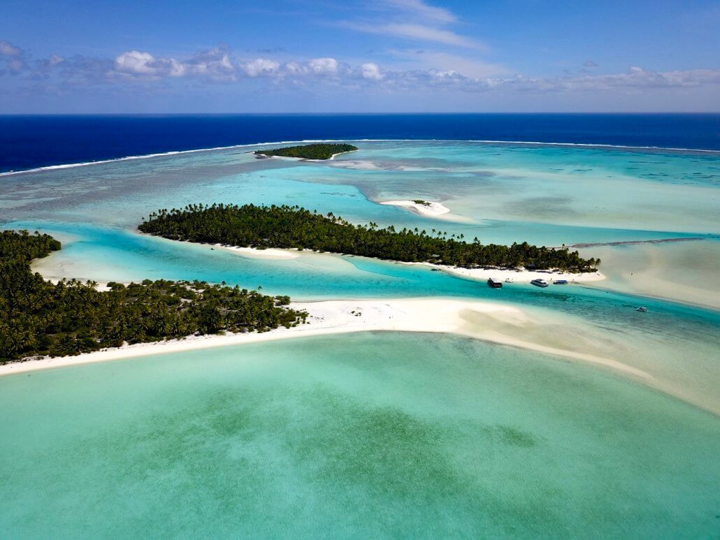 Besides the fifteen islands, the are many islets all around he Cook Islands