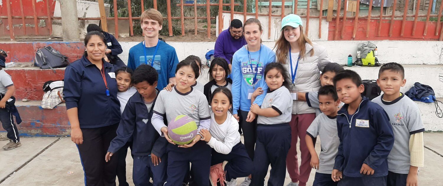 High School volunteers in Peru