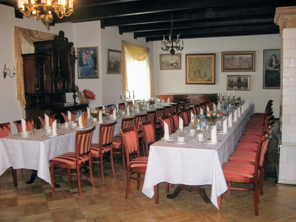 Formal-dining-room-at-Reymontowka