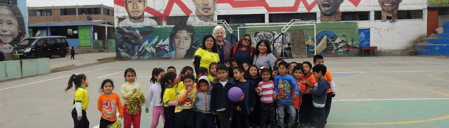 volunteer Kathryn with her 4-years-old class and teachers sagrada familia peru