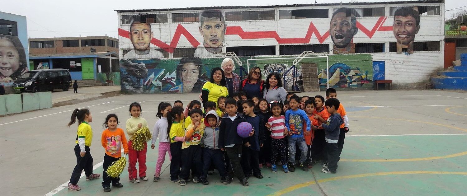 volunteer Kathryn with her 4-years-old class and teachers sagrada familia peru