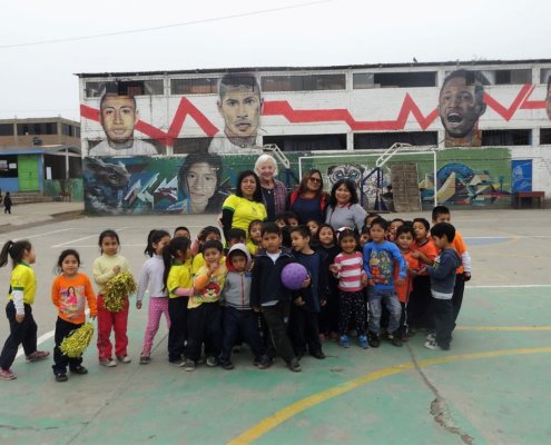 volunteer Kathryn with her 4-years-old class and teachers sagrada familia peru