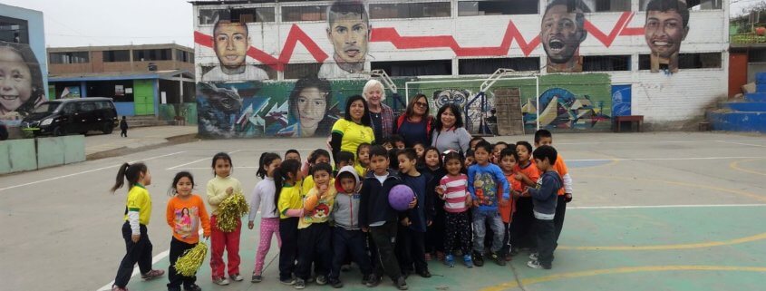 volunteer Kathryn with her 4-years-old class and teachers sagrada familia peru