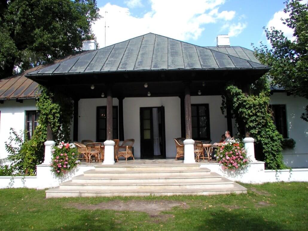 Reymontowka-front-porch
