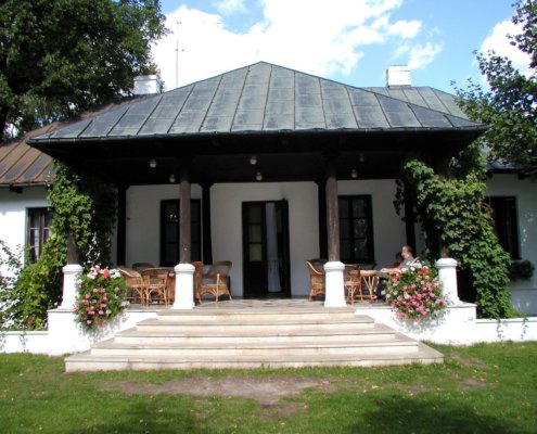 Reymontowka-front-porch