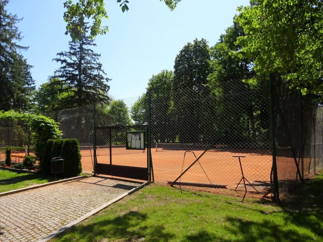 Tennis-court-at-Reymontowka