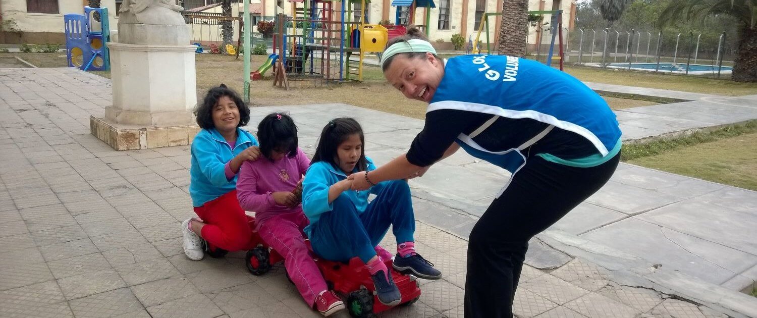 volunteer-abroad-Jenny-Wundurle-playing-with-three-girls-at-PPA-1