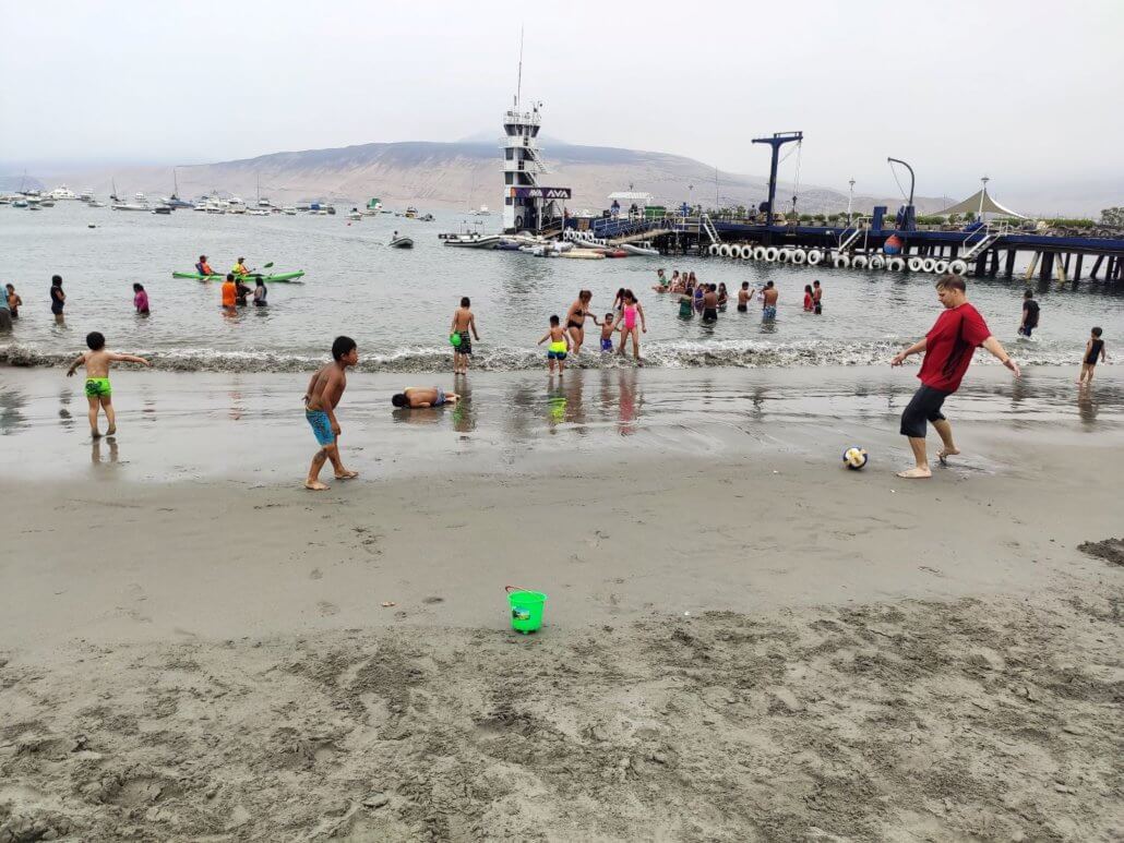 volunteer-abroad-playing-beach-children-peru