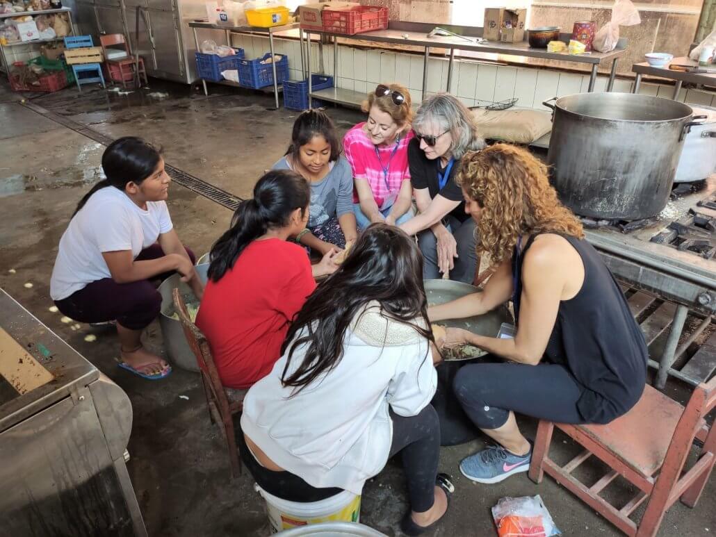 volunteers kitchen girls sagrada familia peru