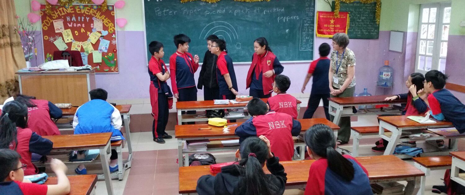 Volunteer-techniques-and-games-to-teach-the-students-of-Nguyen-Binh-Khiem-School-English vietnam