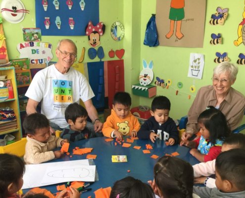 volunteers teach children in ecuador