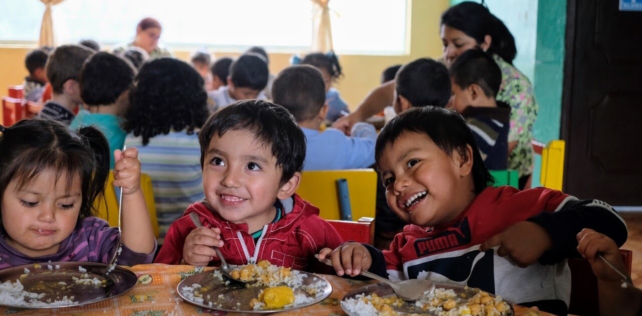 Children eating and smiling in ecuador nutrition