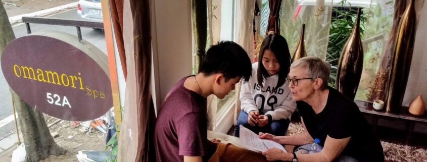 Volunteer helps Vietnamese blind students learn English to become self-sufficient