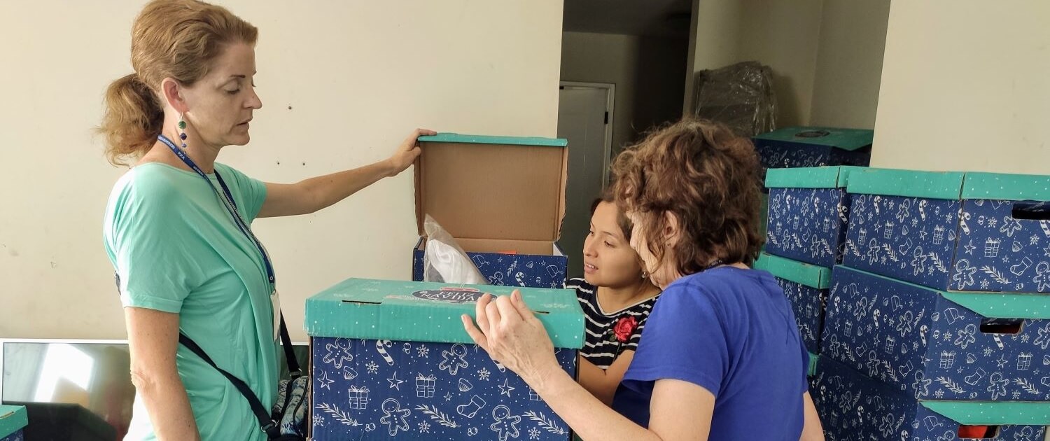 Volunteers preparing boxes with presents for the sagrada famila children