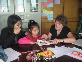 volunteer teaching english with Chinese students